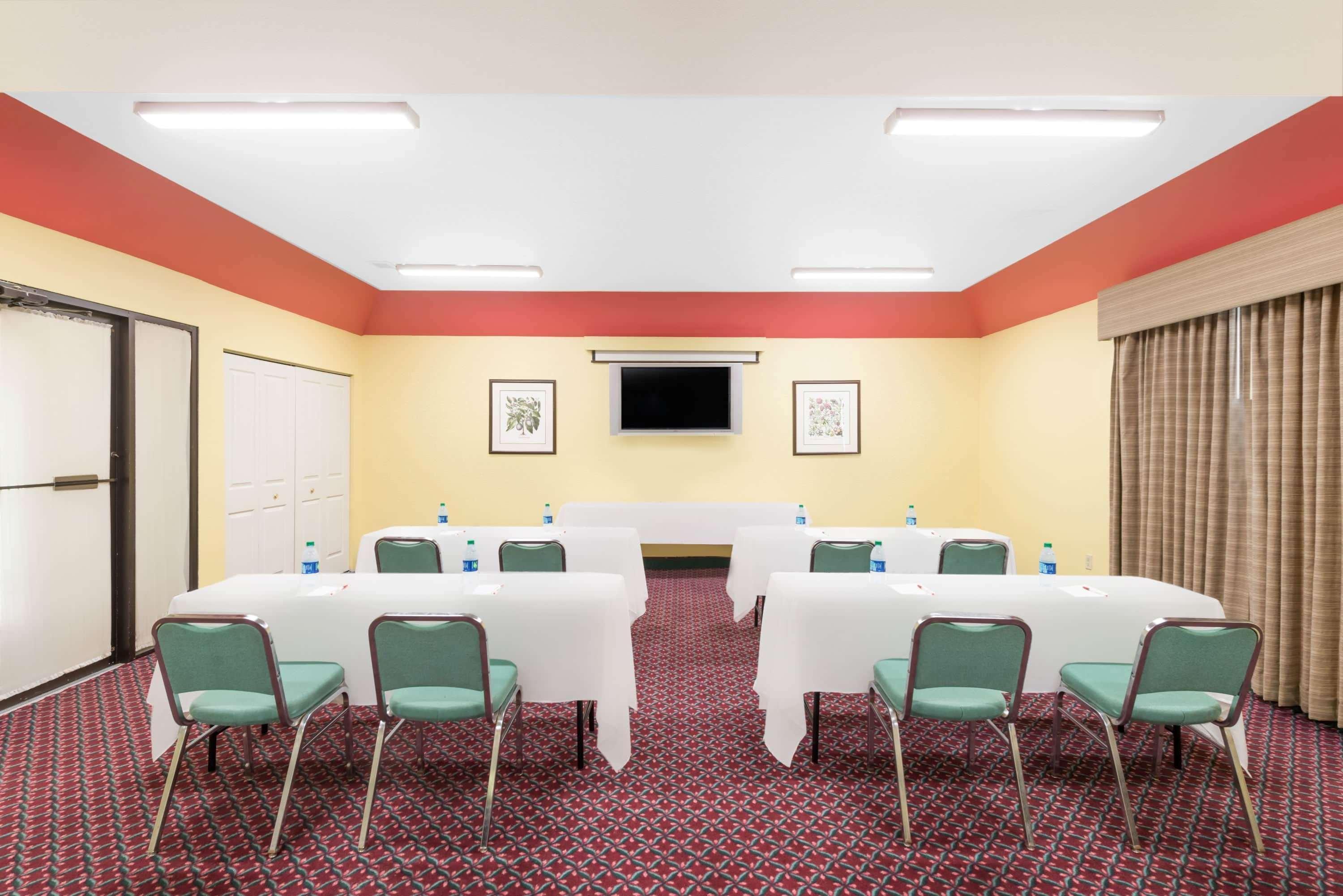 Ramada By Wyndham Vandalia Extérieur photo