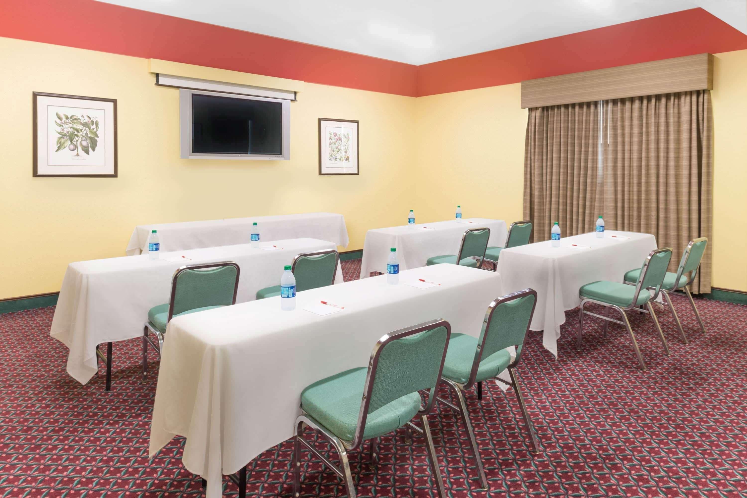Ramada By Wyndham Vandalia Extérieur photo
