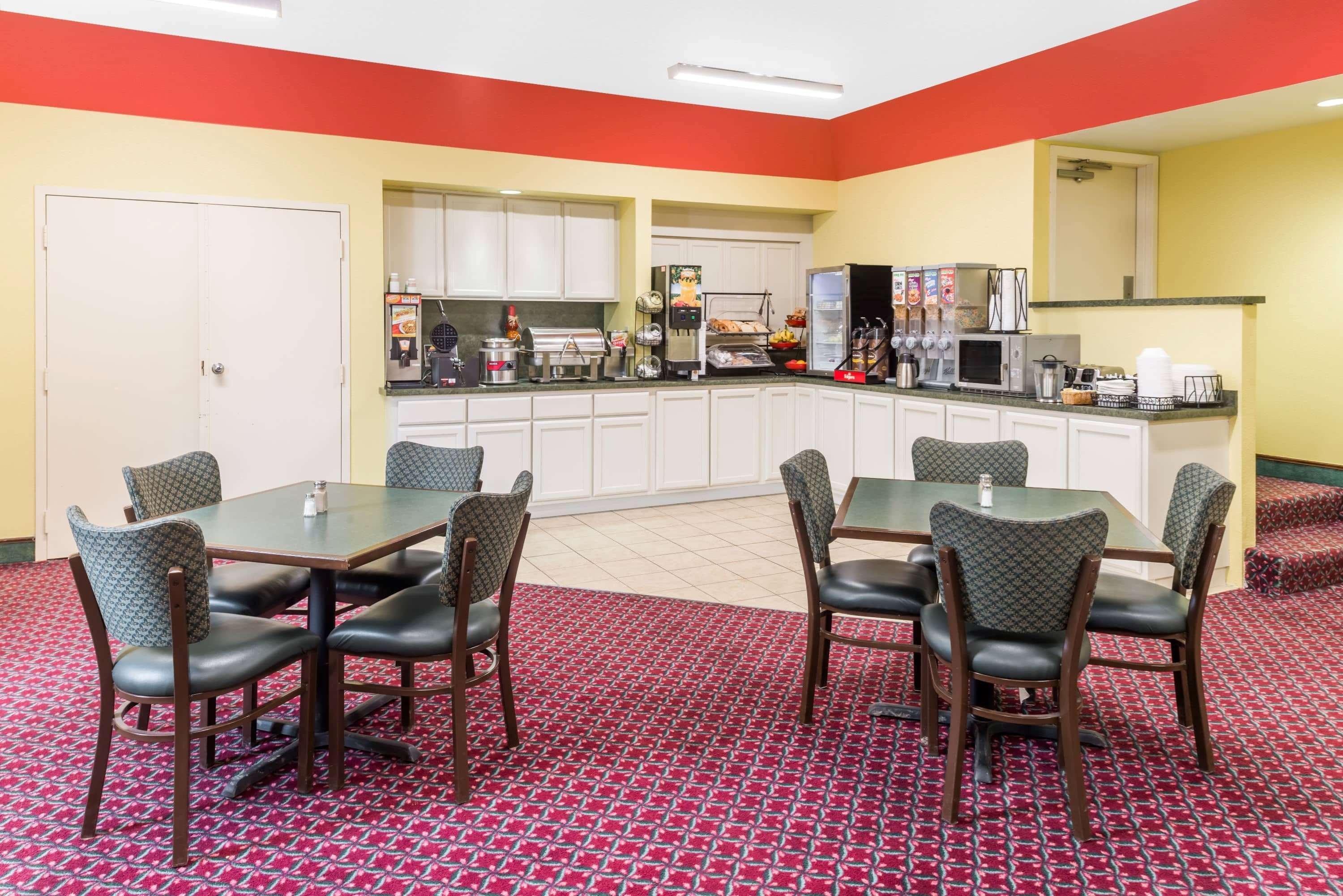 Ramada By Wyndham Vandalia Extérieur photo